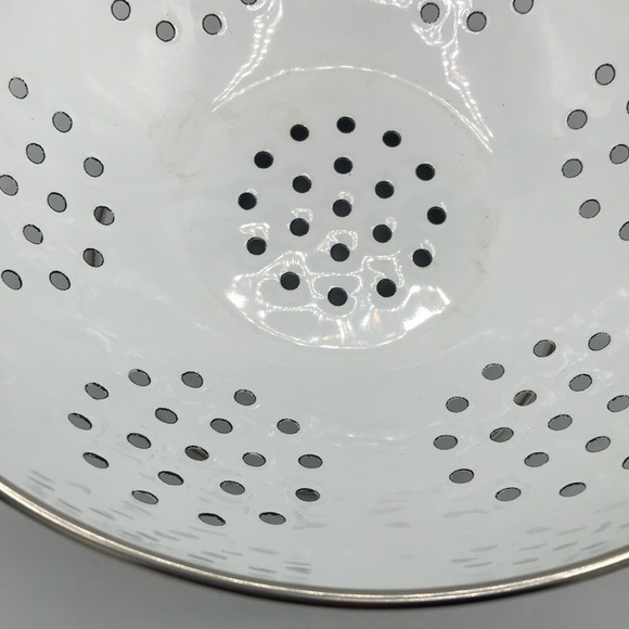 Pretty 8.5-inch enamel footed colander / strainer - Picture 3 of 4